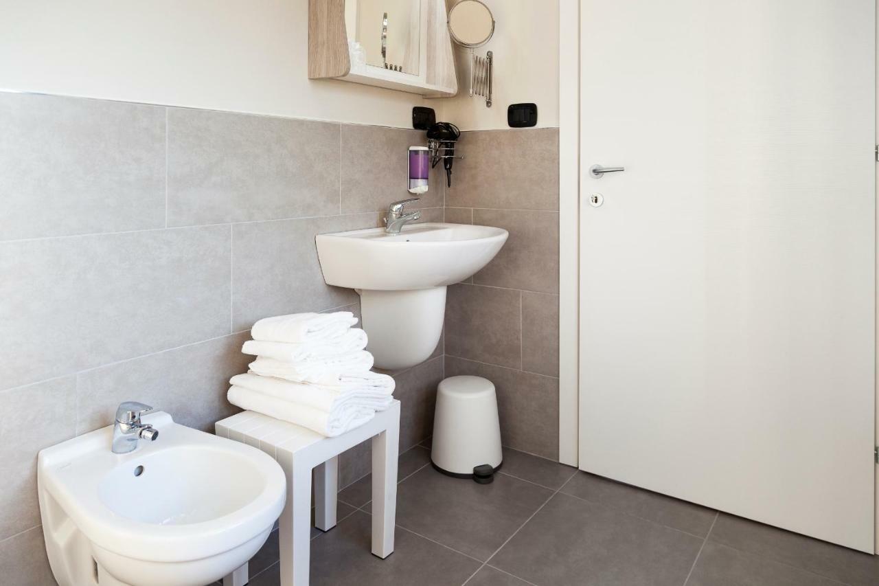 Riviera Hub Otel Cisano sul Neva Dış mekan fotoğraf