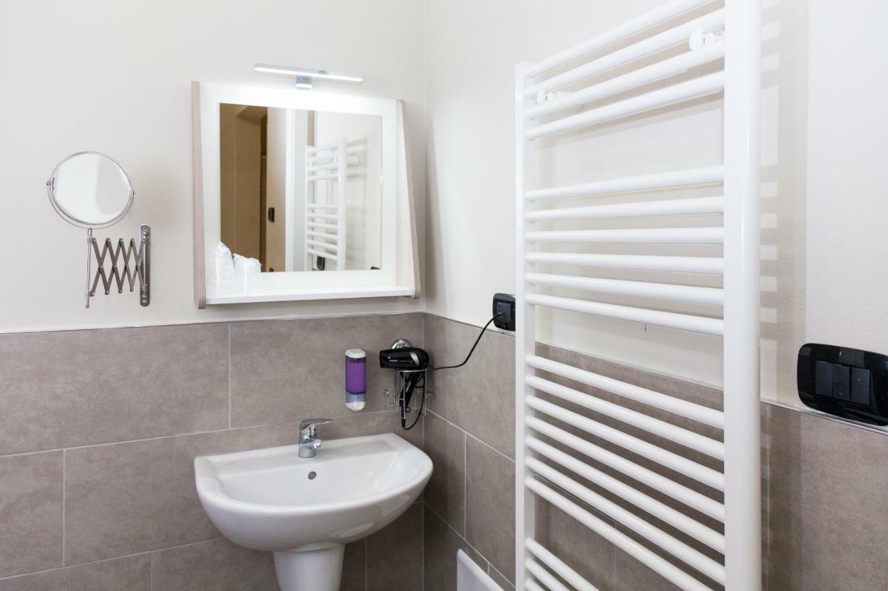 Riviera Hub Otel Cisano sul Neva Dış mekan fotoğraf