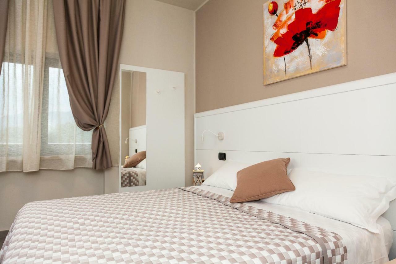 Riviera Hub Otel Cisano sul Neva Dış mekan fotoğraf