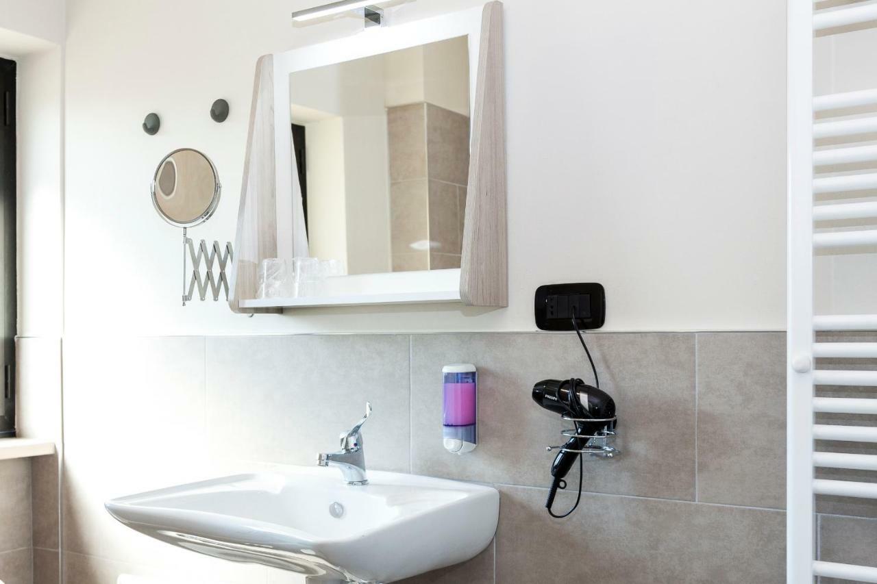 Riviera Hub Otel Cisano sul Neva Dış mekan fotoğraf