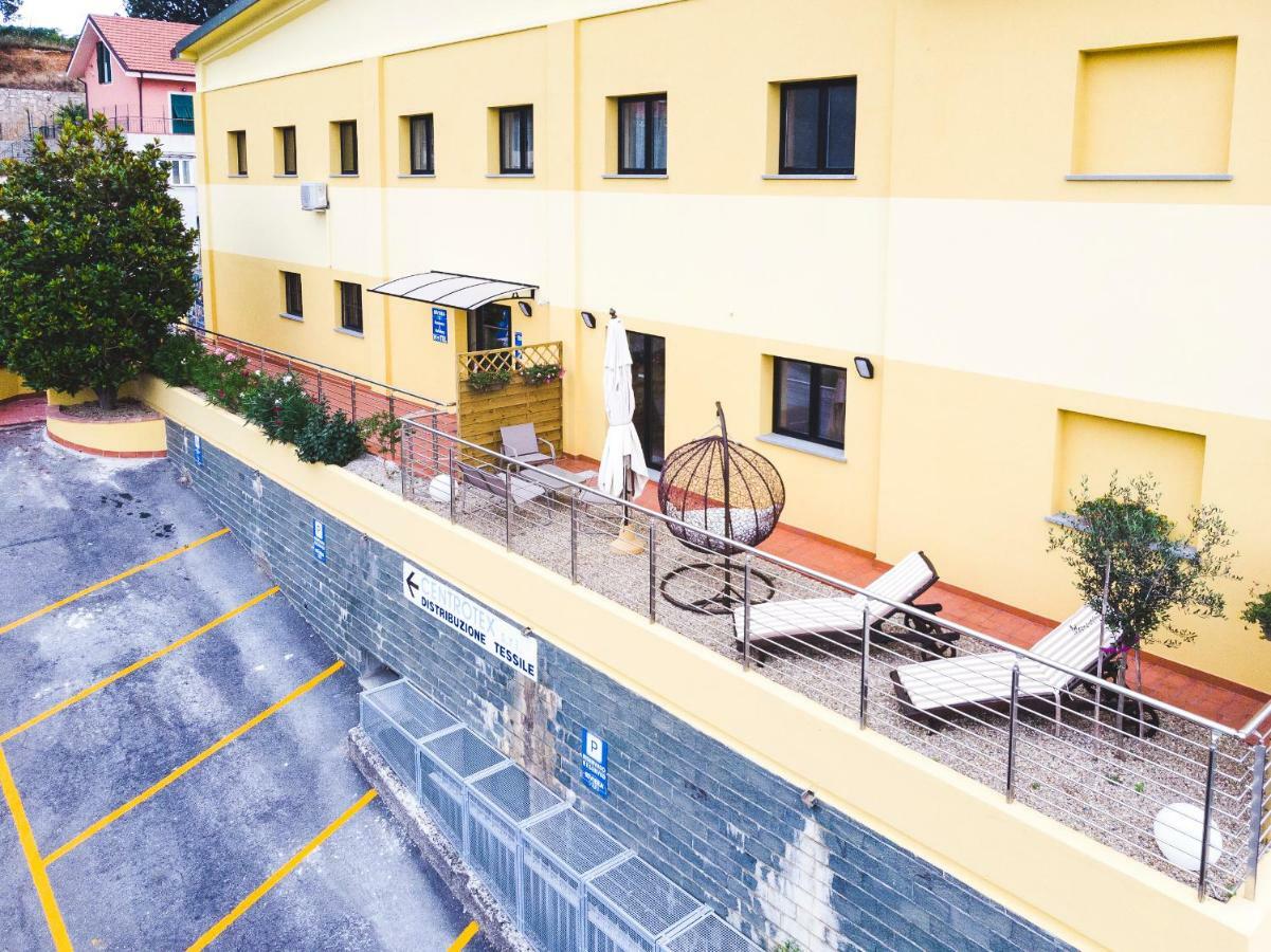 Riviera Hub Otel Cisano sul Neva Dış mekan fotoğraf